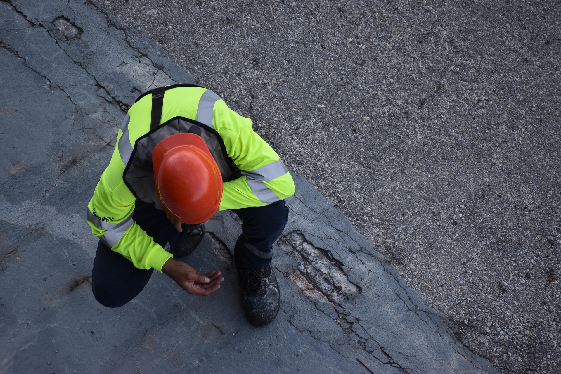 Construction site worker. Disaster reimbursement. Image courtesy FlowerPower386 on Pixabay