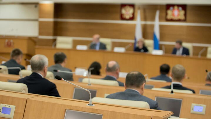 Image of council meeting