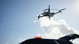 Skydio_X10_in_flight_over_patrol_vehicle